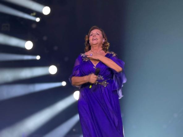 Ana Bekuta na koncertu u ljubičastoj haljini