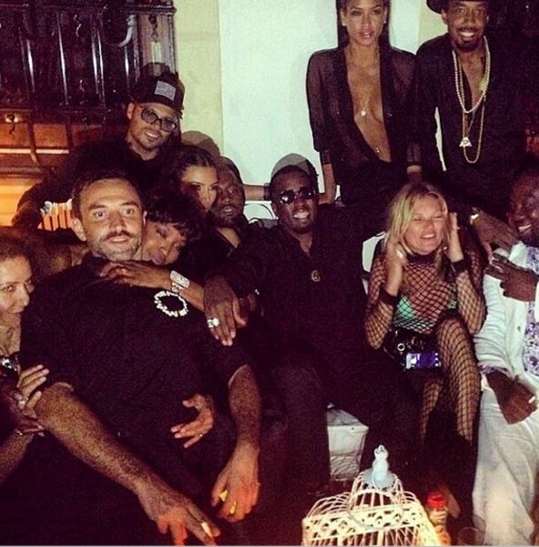 Didi pozira sa poznatima na jednoj od "belih žurki"