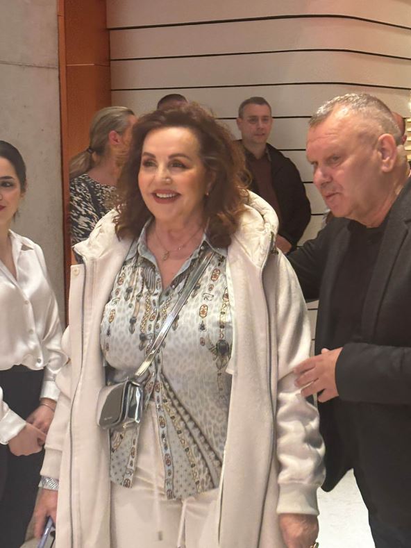 Ana Bekuta nasmejana na događaju