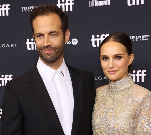 Natali Portman i Bendžamin poziraju na crvenom tepihu