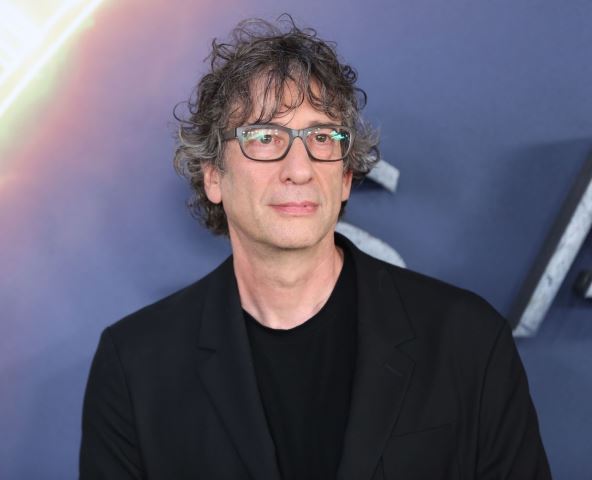 Nil Gejmen optužen za zlostavljanje 8 žena