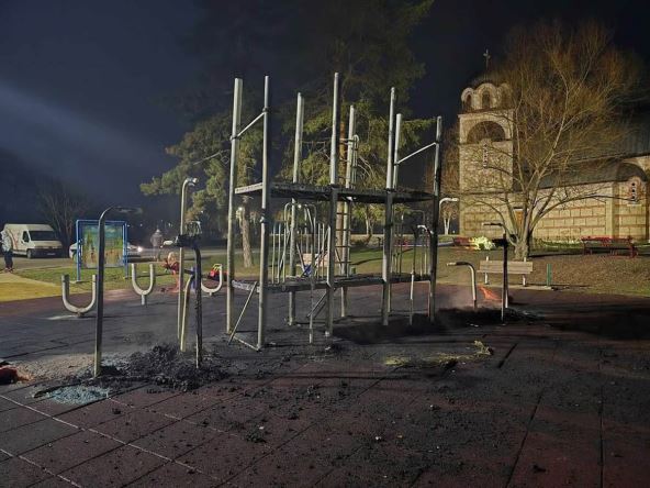 Zapaljeno dečje igralište u Požegi  (2).jpg