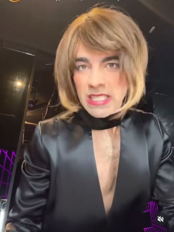 Džo Džonas obučen kao žena