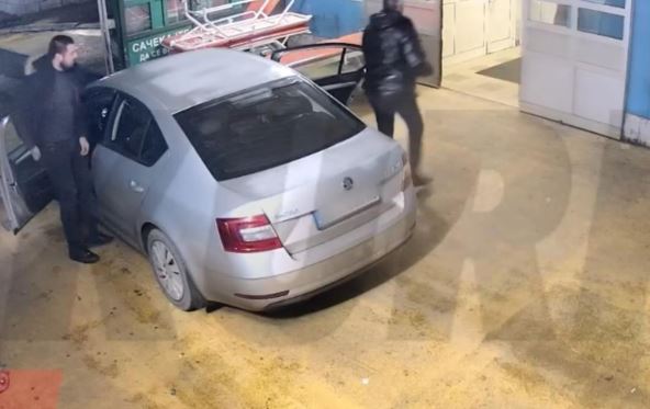 Damir i Dragiša nose ranjenog Ivana (4).jpg