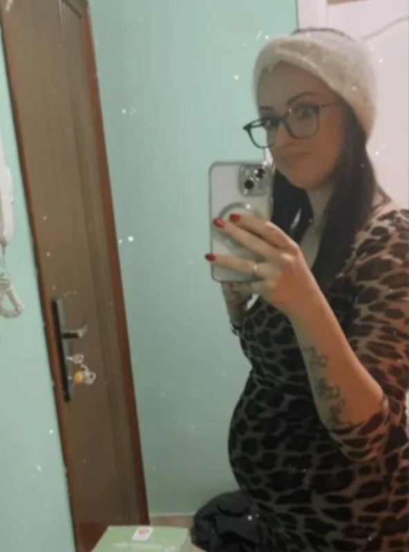 Milica Atanacković sa trudničkim stomakom pravi selfi