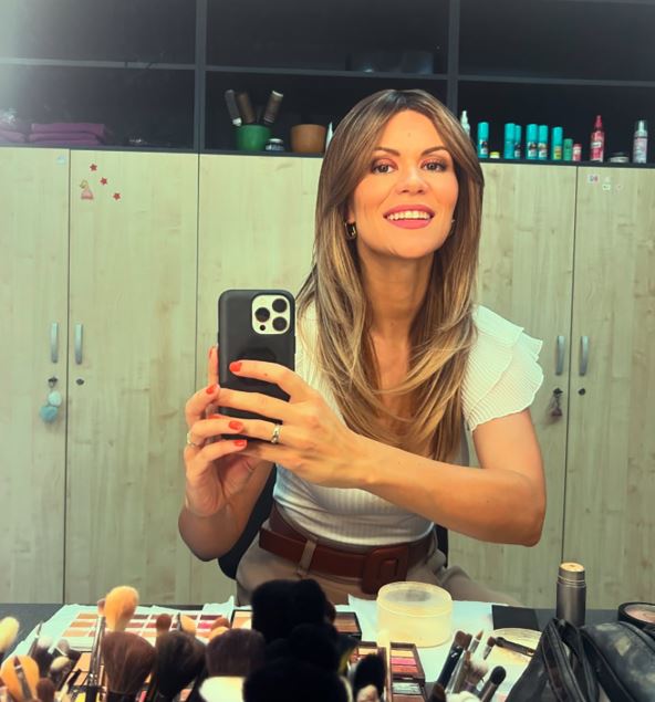 Jelena Pajić pravi selfi u ogledalu