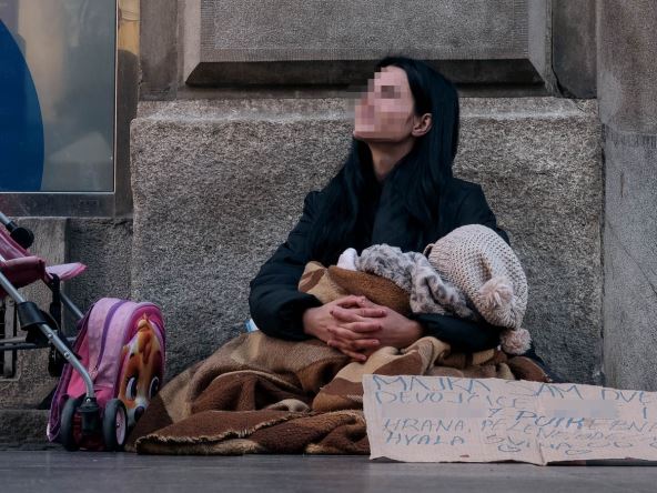 Devojka koja prosi u Knezu (1).jpg