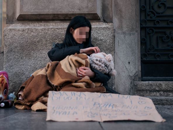 Devojka koja prosi u Knezu (4).jpg