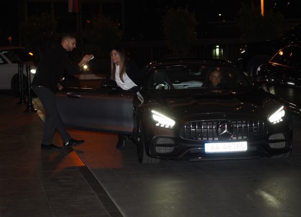 Sandra Afrika izlazi iz auta.jpg