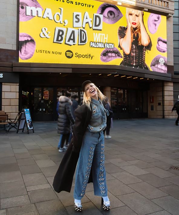 Paloma Fejt se smeje na ulici dok pozira