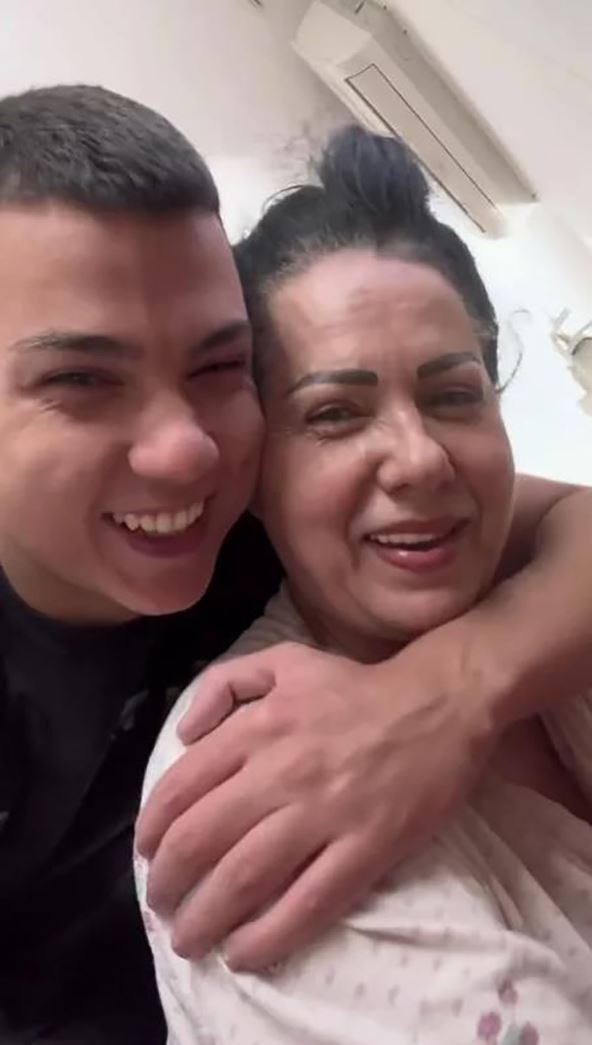 Jovan Pejić grli Zlatu u kući