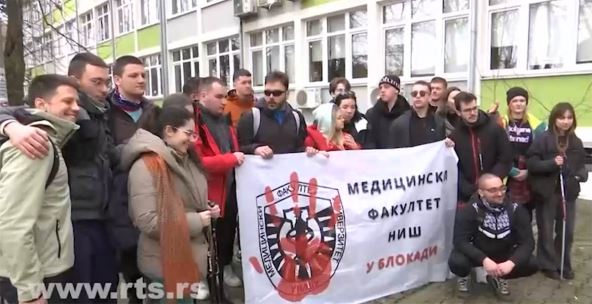 studenti pešice stižu u Kragujevac2.jpg