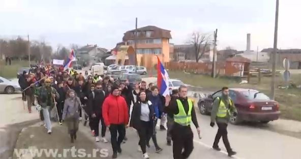 studenti pešice stižu u Kragujevac 3.jpg