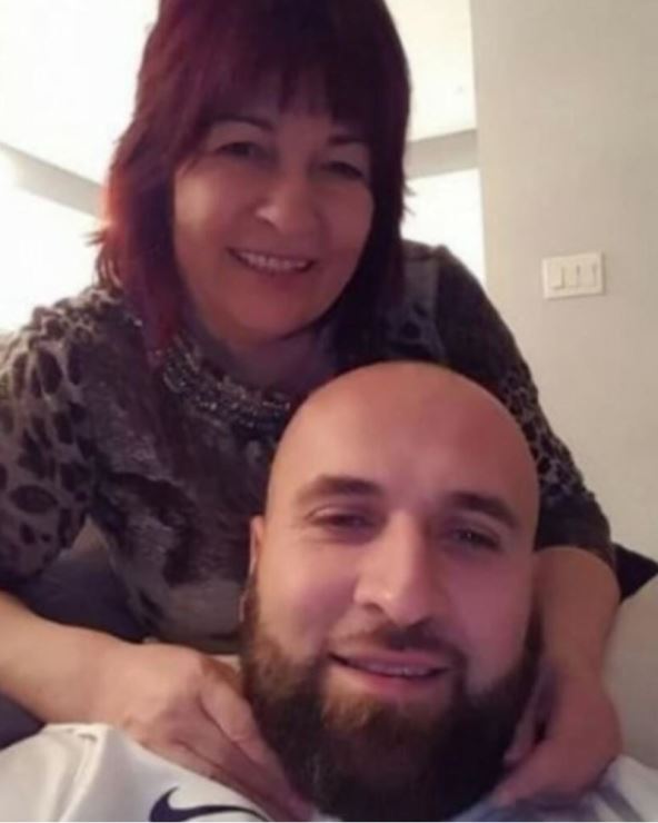 Dario Rokvić sa majkom