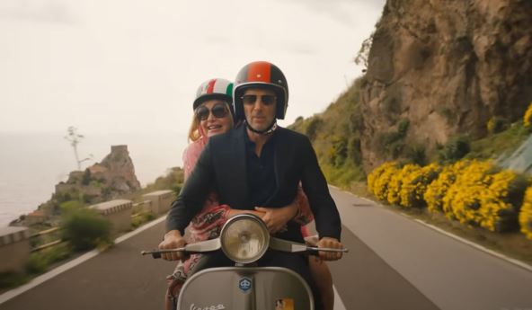 Greg i Tanja na skuteru u 2. sezoni serije White Lotus