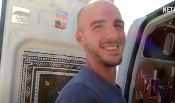 Brajan Loundri ispred kombija
