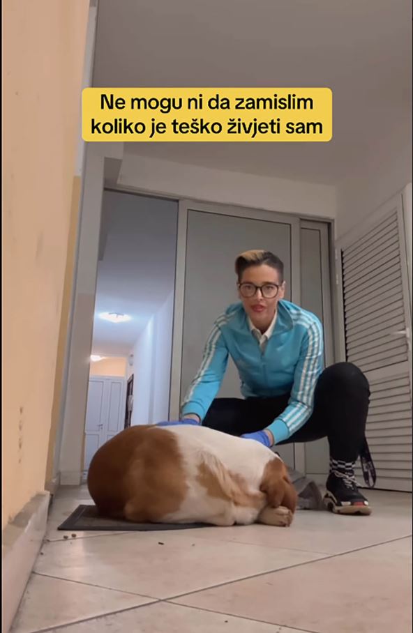 Devojka sa zmijom kućni ljubimci