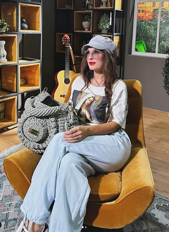 Ivana Kovač pozira u fotelji, slika sa Instagrama