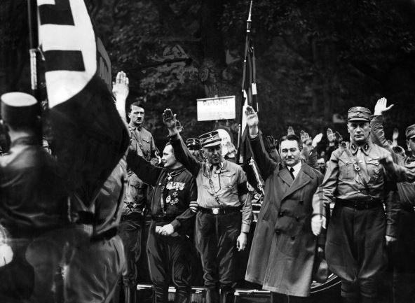 Ditrih Klages salutira, u pozadini se vidi Adolf Hitler