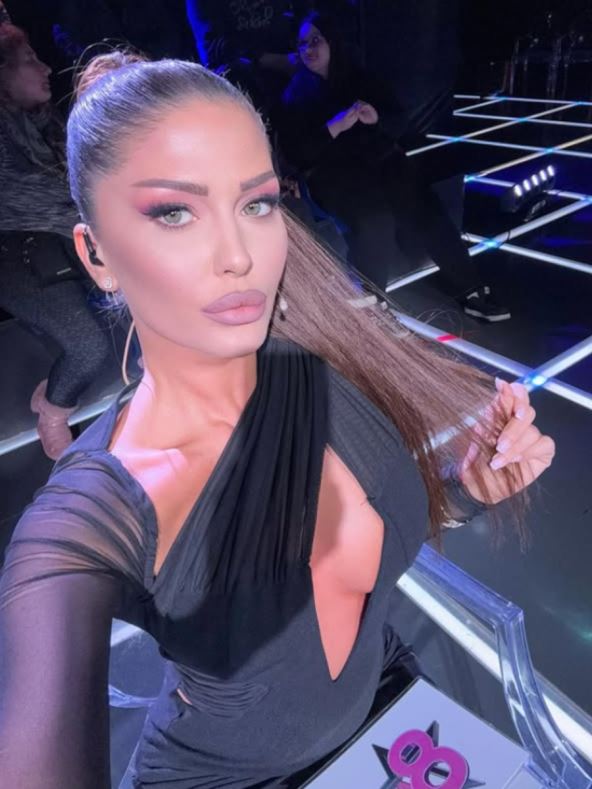Ana Radulovi pravi selfi u studiju Pinka