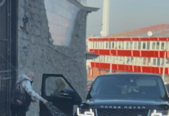 Lidija Ocokoljić ulazi u vili na Dedinju