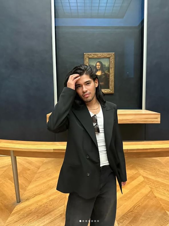 Hesus Gerero u Luvri ispred Mona Lize