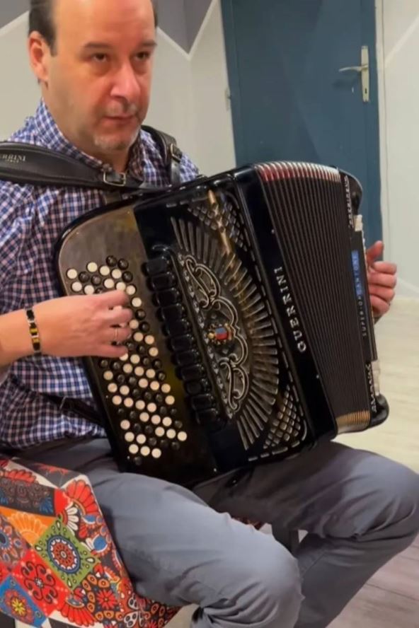 vuk kandić svira harmoniku