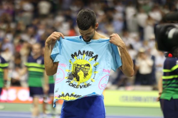 Novak Đoković nosi majicu sa likom Kobija Brajanta na dodeli 24. grend slem titule.