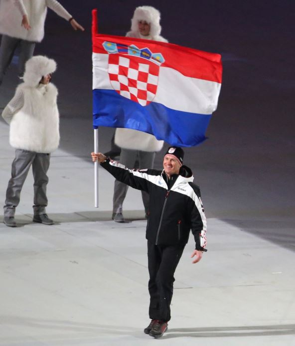 Ivica Kostelić nosi hrvatsku zastavu