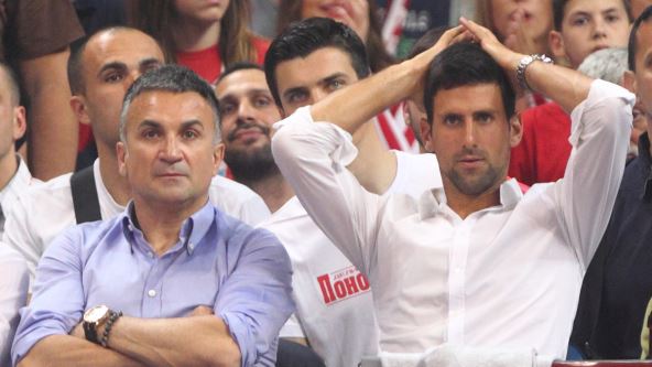 Srđan Đoković i Novak Đoković gledaju meč Crvene zvezde.