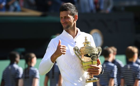 Novak Đoković drži trofej Vimbldona