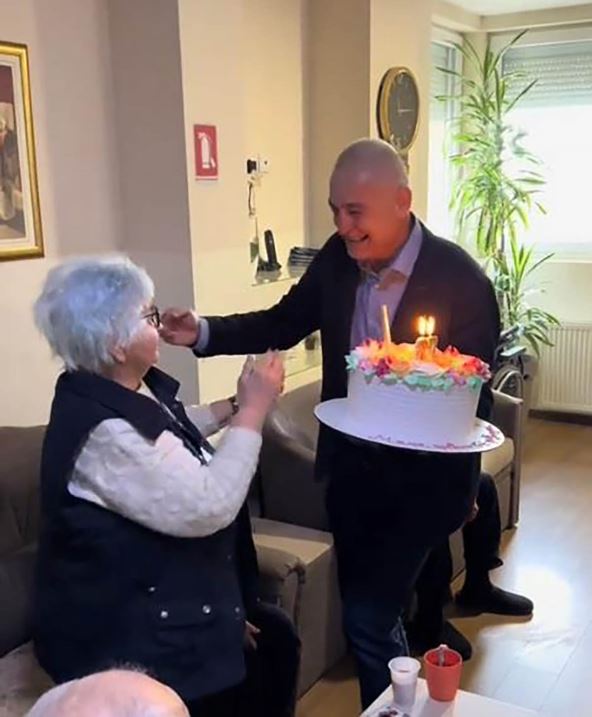 Sin prešao 1.500 km da iznenadi majku za rođendan (5).jpg