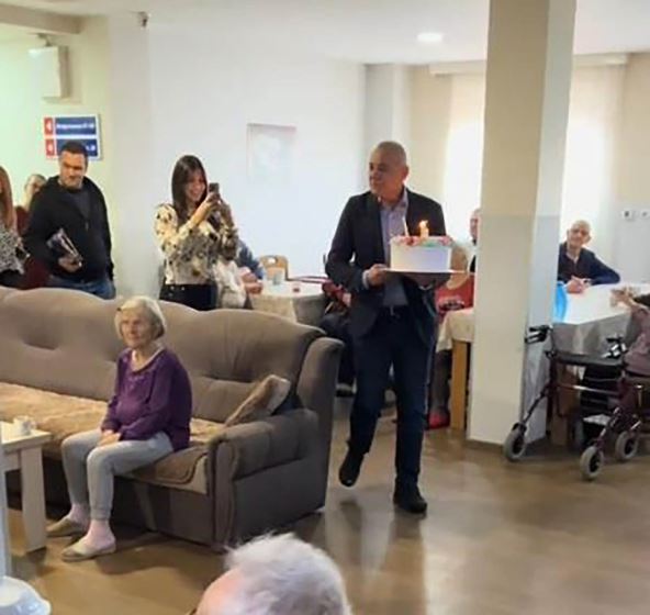 Sin prešao 1.500 km da iznenadi majku za rođendan (7).jpg