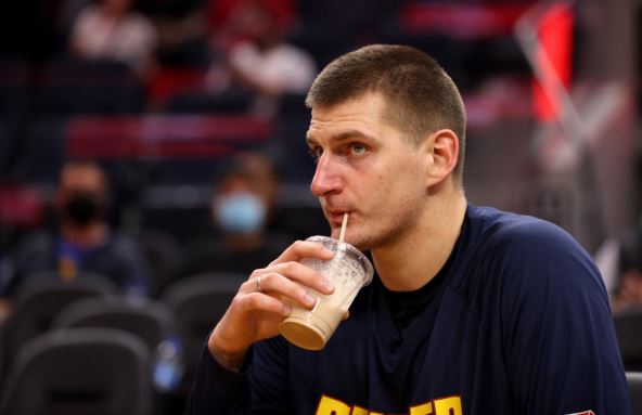 Nikola Jokić pije sok