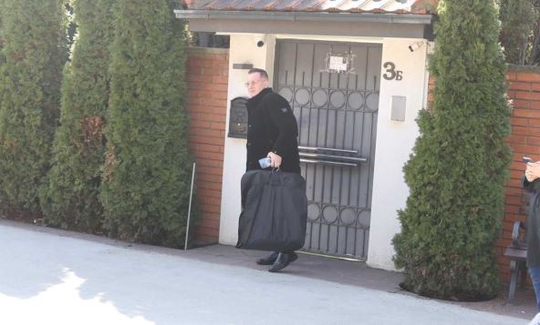 Dejan Ćirković Ćira ispred kuće Saše Popovića