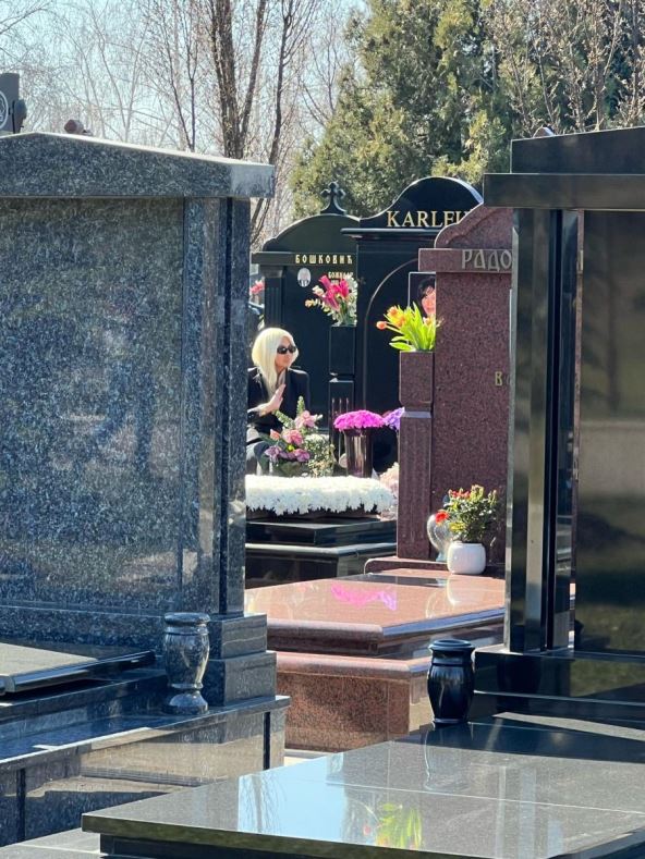 Jelena Karleuša na grobu majke
