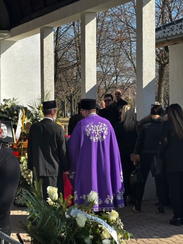 sveštenici se spremaju za opelo Saši Popoviću