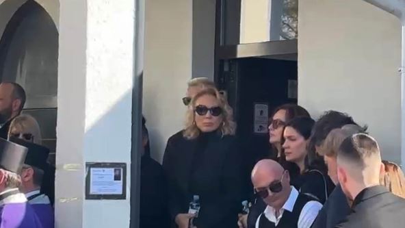 Lepoj Breni pozlilo na sahrani Saše Popovića