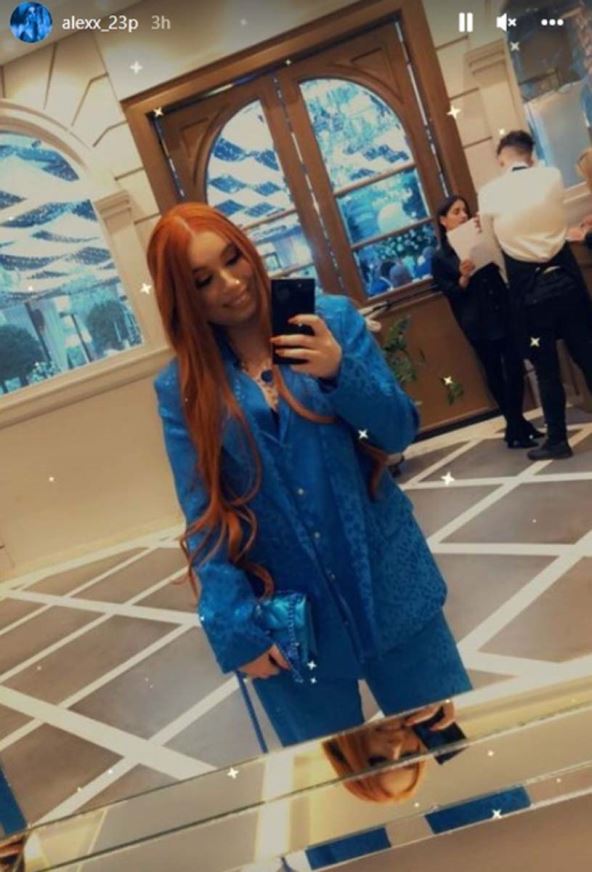 Aleksandra Popović pravi selfi u ogledalu