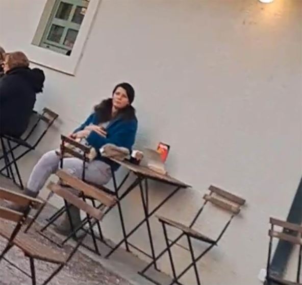 Ivana Jovanović sedi sa psom u kafiću
