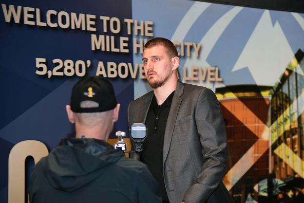 Nikola Jokić u odelu na meču Denvera.