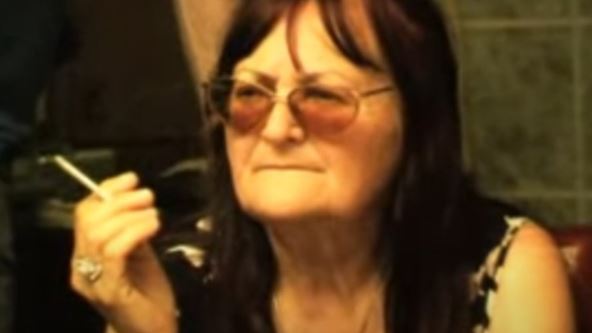 Mica Trofrtaljka puši cigaru