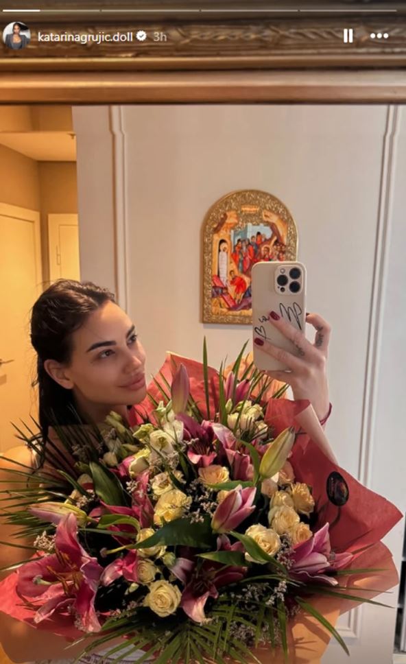 Katarina Grujić se slika sa buketom za 8.mart