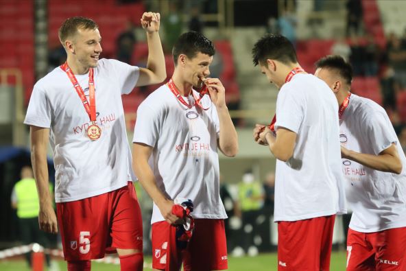 Miodrag Gemović u sredini.