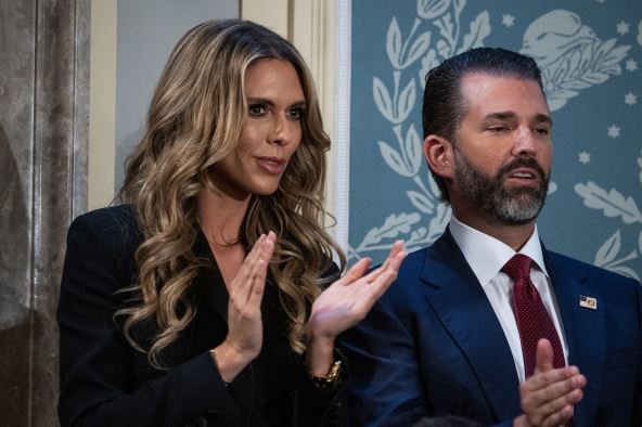 Donald Tramp i Betina Anderson aplaudiraju
