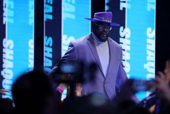 Šekil O'Nil na bini sa šeširom