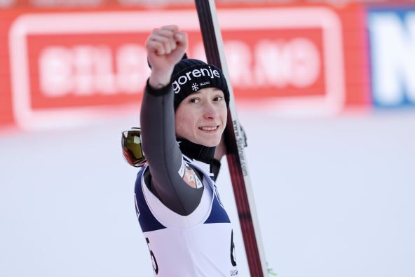 Nika Prevc slavi