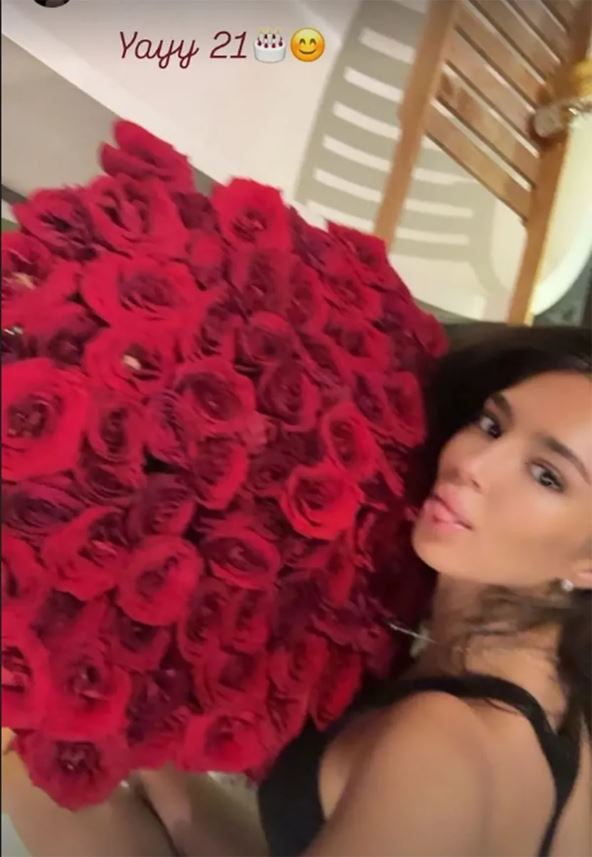 Melina Džinović sa buketom ruža za rođendan