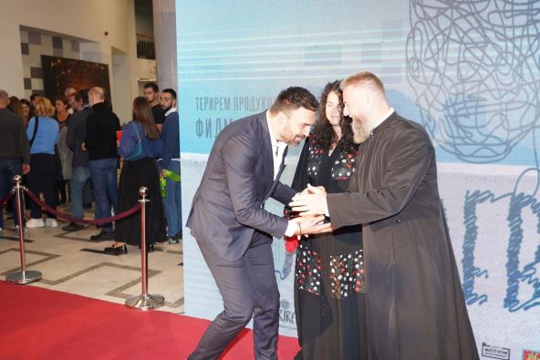 Ivan Bisljčić susret sa sveštenikom na crvenom tepihu