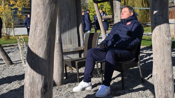 Piksi meditira u šetnji.
